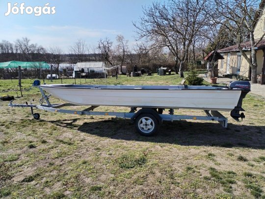 Horgász csónak motorral és szállítóval