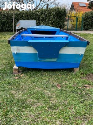 Horgászcsónak Jula jellegű tartozékokkal 