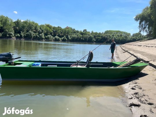 Horgászcsónak motorral csónakszállítóval