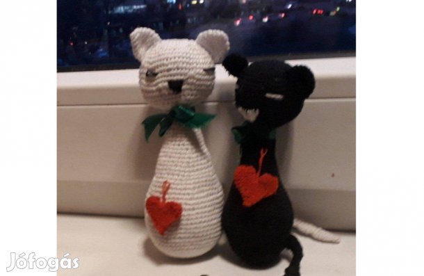 Horgolt Valentin napi cica pár eladó