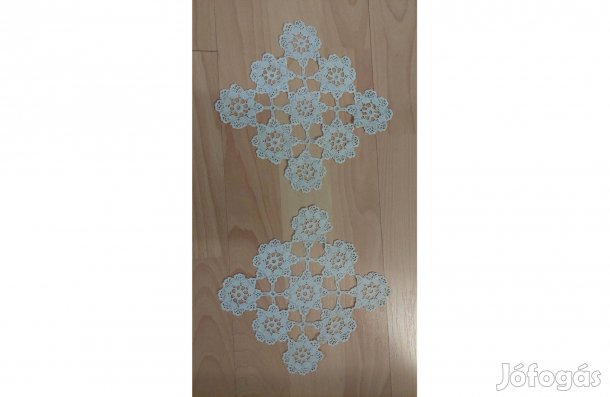 Horgolt csipke 2 db egyforma 17 x 17 cm-es
