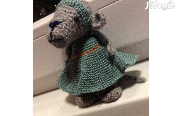 Horgolt egérlány figura eladó