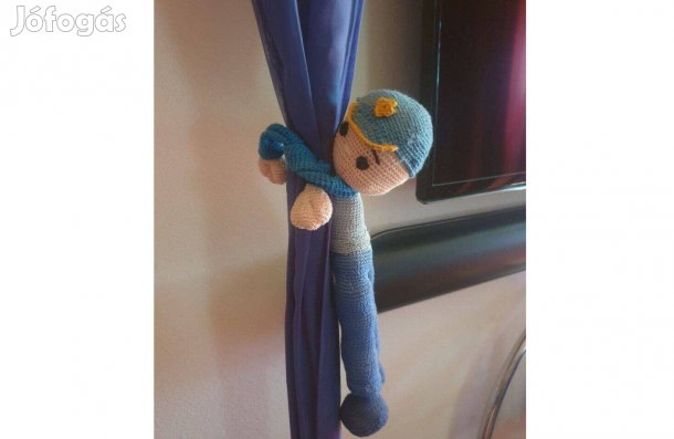 Horgolt függönyösszehúzó fiú figura eladó