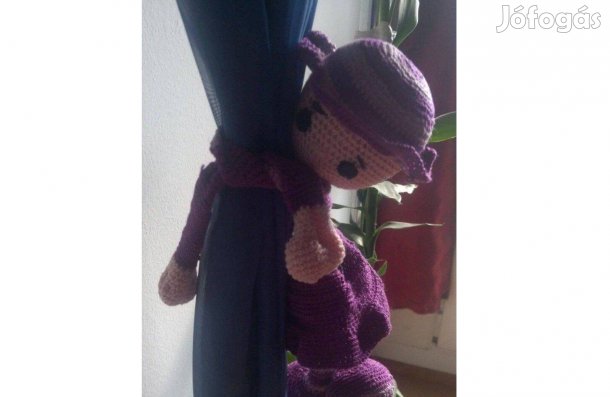 Horgolt függönyösszehúzó lány figura eladó