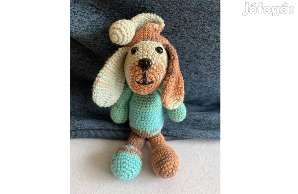 Horgolt plüss - sapkás kutya