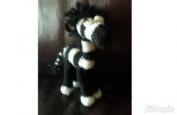 Horgolt zebra eladó