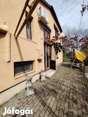 Hősők terén, eladó ikerház.