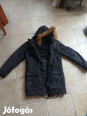Hosszított téli kabát kapucnis