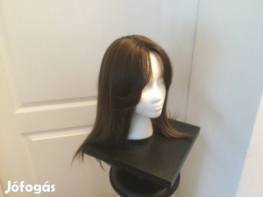 Hosszú , hát közepéig érő , kevert szálas , barna paróka