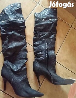 Hosszú szárú szegecses bőrcsizma