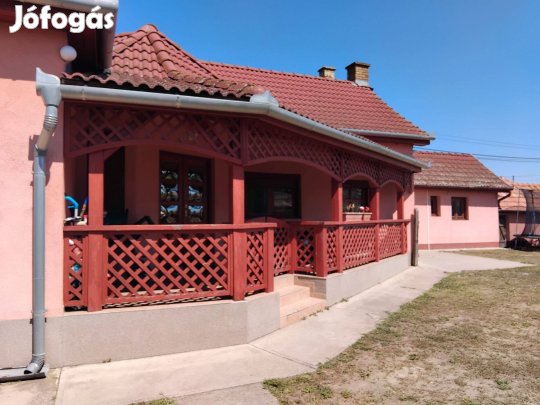 Hosszúpályi, Haladó utca, felújított családi ház eladó!