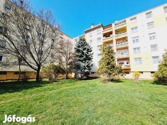 Hőszigetelt társasház - 2 szoba - erkély - részben berendezett