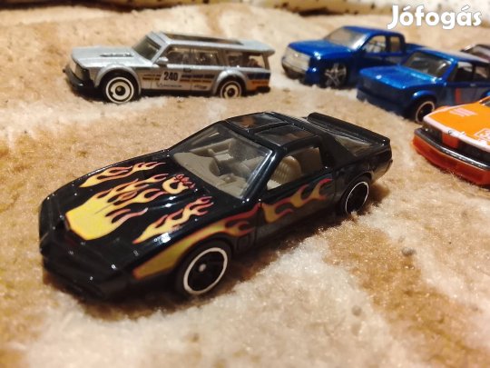 Hot Wheels kisautó 1:64
