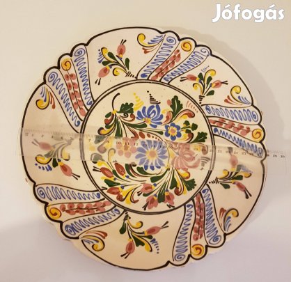 Hullámos szélű, kézzel festett népi tányér