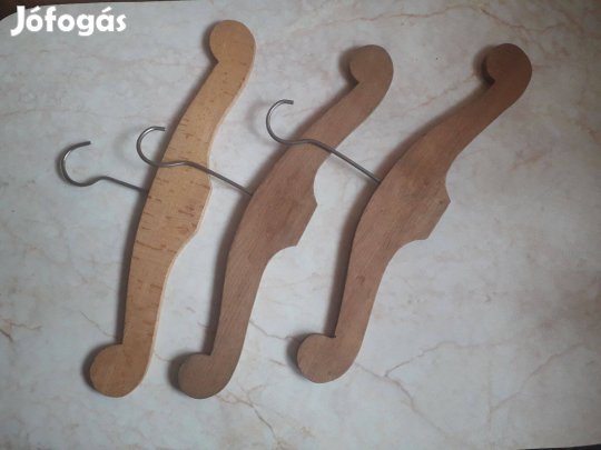 Hullámos végű 3 db fafogas - vállfa