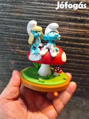 Hupikék törpékék gombán ülve asztaldísz