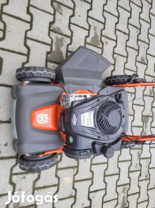 Husqvarna : Briggs motoros - önjáró - oldalkidobós újszerű fűnyíró