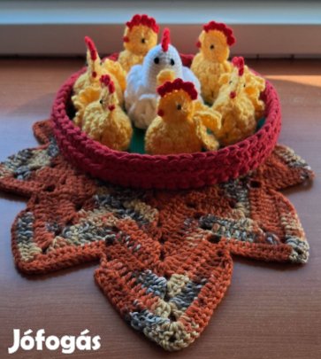 Húsvét asztali dísz tyúk, csibe, kosárban