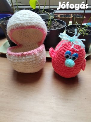 Húsvéti csibe tojásban