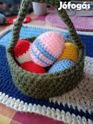 Húsvéti kosár színes tojásokkal