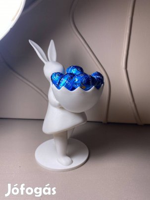 Húsvéti nyuszi törött tojás tállal