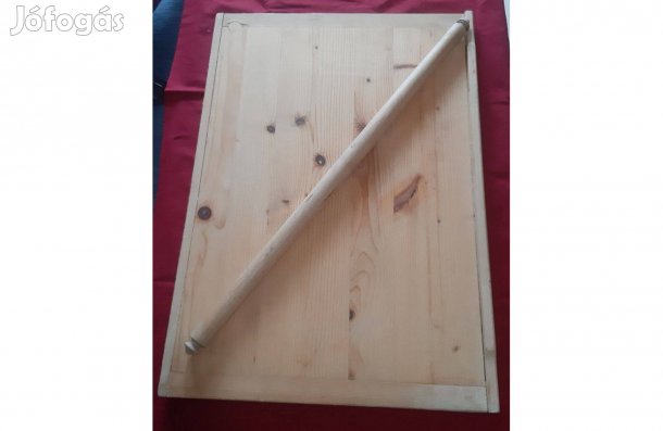 Húsvéti sütik sütéséhez nagy fa gyúródeszka sodrófával