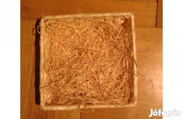 Húsvéti szögletes kosár szalmával