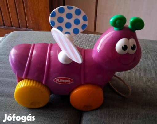 Húzós lila hernyó Playskool Pull'n Flutter Bug, forgós szárnyakkal