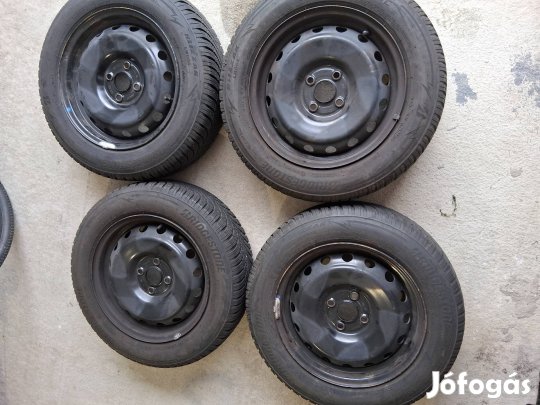 Hyundai  lemezfelni garnitúra,négy évszakos Bridgestone gumival eladó!