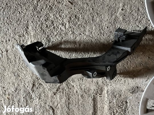 Hyundai i 30 sarok elem