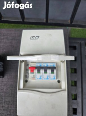 IDE falon kívüli kiselosztó + 3 db GE kismegszakító- Debrecen