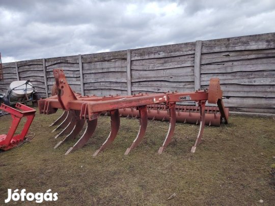 IH Kühne Case 9 késes talajlazító hengerrel szerelve