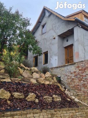 III. Kerület, Ország út, 295 m2-es, egyéb üzlethelyiség, átlagos