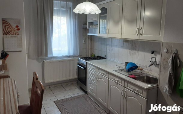 II. emeleti,75nm-es,3 szobás,szigetelt,gázfűtéses,erkélyes lakás