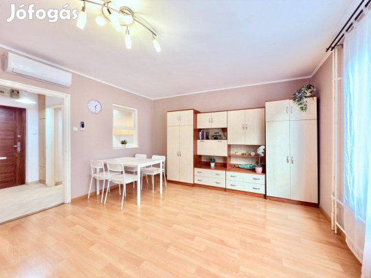 IKEA fehér étkezőgarnitúra + 4 db párna