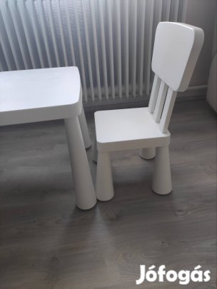IKEA-s kis asztal és szék eladó.