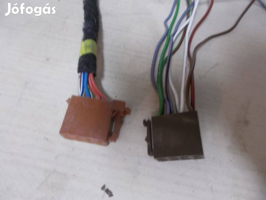 ISO csatlakozó táp és hangszóró kivezetés 1 pár