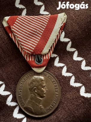 IV. Károly bronz vitézségi érem szalaggal nagyon szép állapotban