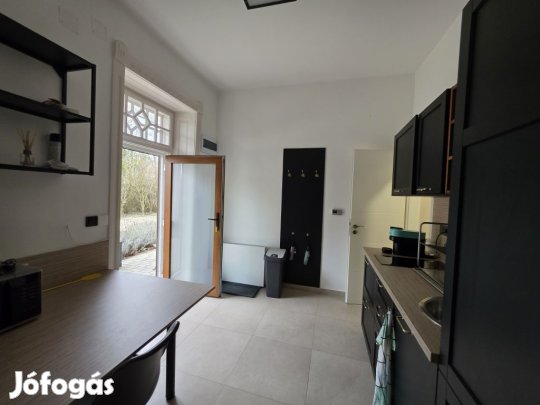ÍZLÉSESEN FELÚJÍTOTT EGY SZINTES, TEHERMENTES INGATLAN