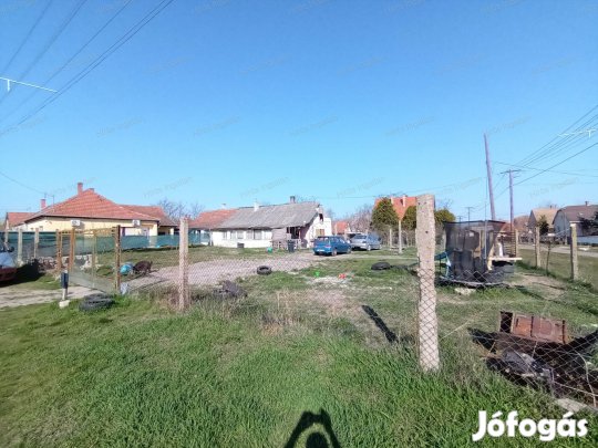 IZSÁKON CSALÁDI HÁZ ELADÓ!
