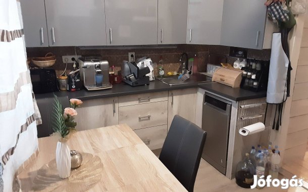 I. emeleti, 54nm-es, 2 szobás, klimatizált, felújított lakás