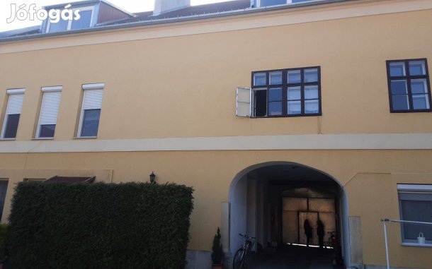 I. emeleti, 56nm-es, 2 szobás, felújítandó, polgári lakás