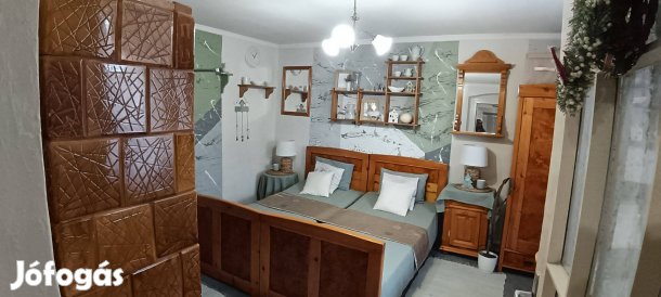 Ibrány központjának közelében verandás kis ház