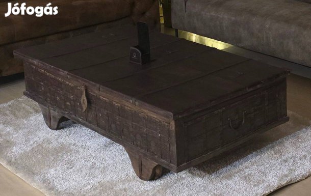 Időtlen kerekes vintage koktélasztal fából