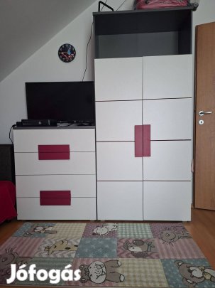 Ifjúsági gyerek szobabútor, szőnyegekkel, függönnyel