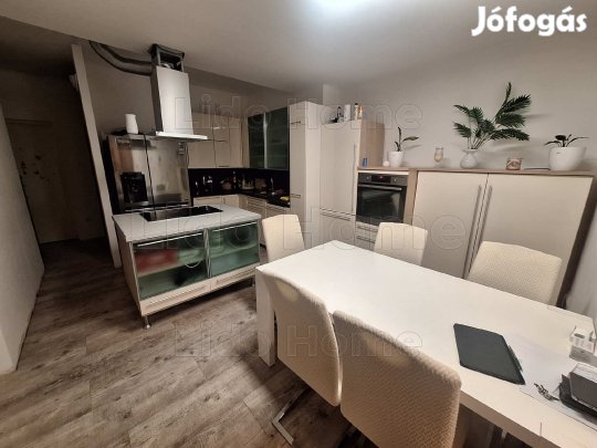 Igalban eladó 3 fürdőszobás családi ház akár 3 család részére.