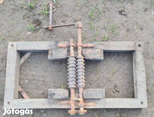 Igen koros háztáji kézi zúzó / daráló gépezet.