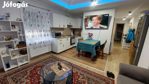 Igényes 2 szobás, földszinti tégla lakás saját parkolóhellyel eladó!