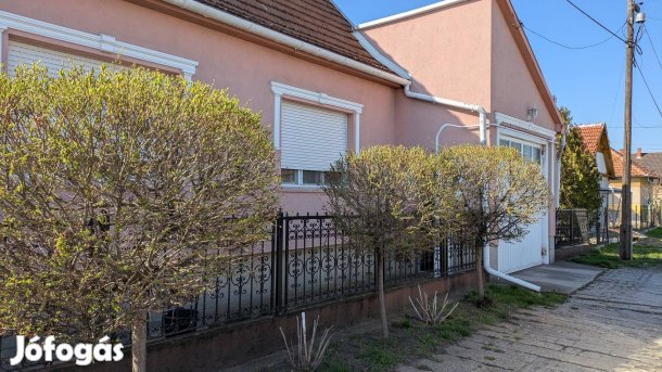 Igényes két generációs ingatlan Újszász kisvárosban eladó