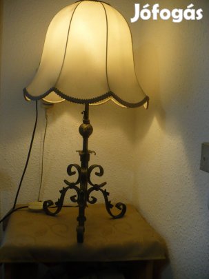 Igényes kivitelű kovácsoltvas asztali lámpa